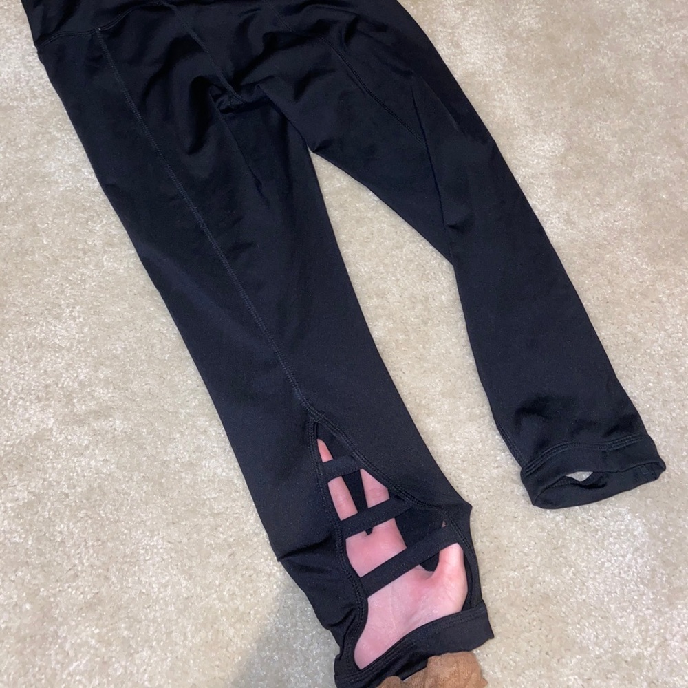 Zella black cropped leggings w leg cutout